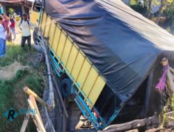 BREAKING! Jembatan Ambruk di Batang Sangir, Satu Mobil Truk Ikut Terperosok