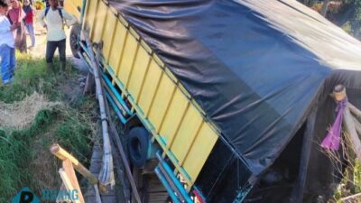 BREAKING! Jembatan Ambruk di Batang Sangir, Satu Mobil Truk Ikut Terperosok