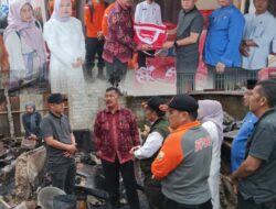 Bupati Monadi Salurkan Bantuan untuk Korban Kebakaran di Desa Pendung Hilir