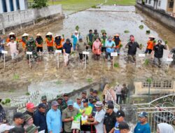 Bupati Monadi Tanam Padi Serentak dan Serahkan Alsintan di Kemantan Raya